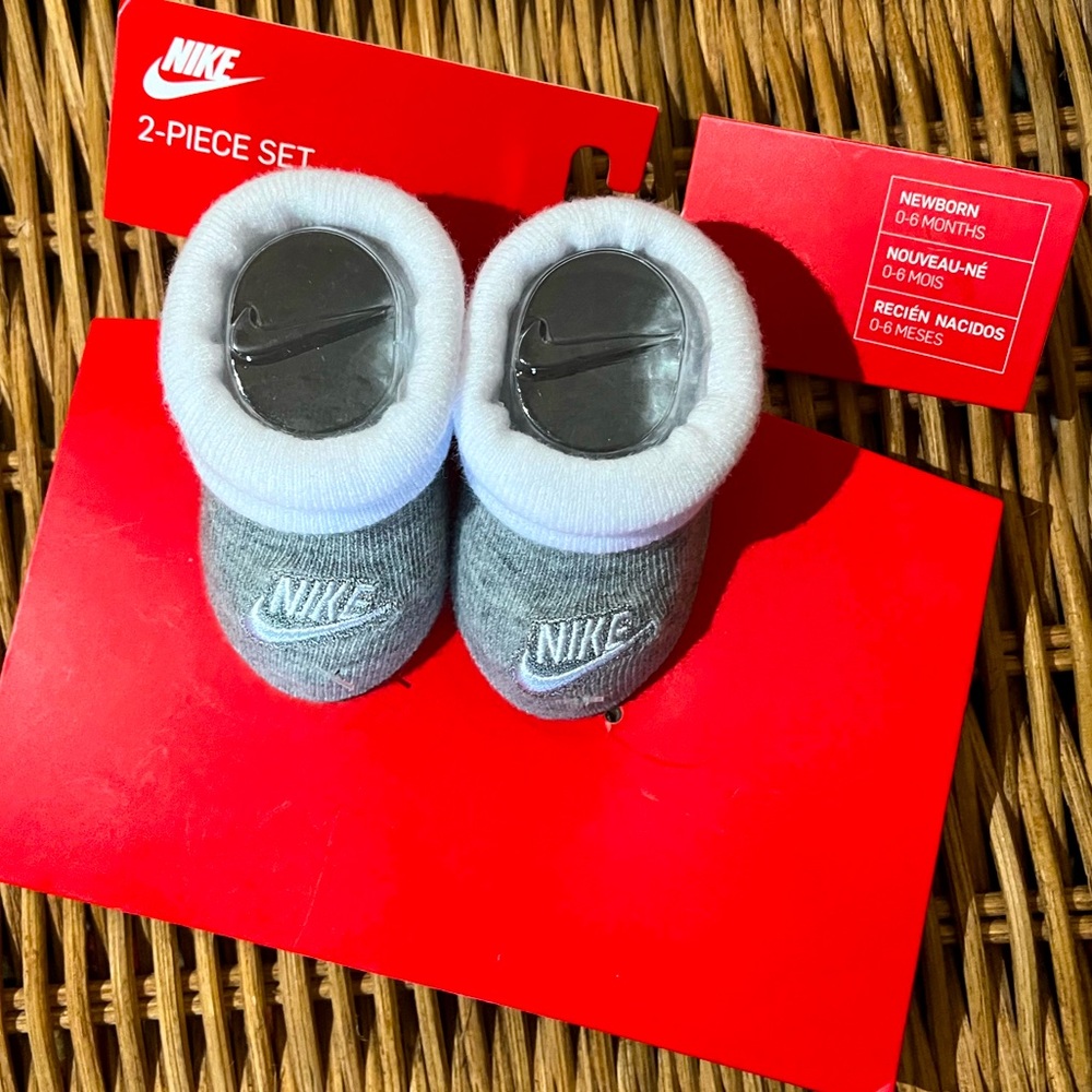 NIKE baby bootie sox in Gray w/White Cuffs SIZE (newborn) 0-6 mo  NWT